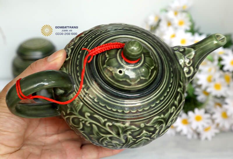 Mỗi đường nét, mỗi cánh hoa sen đều được chạm khắc công phu, tạo nên chiều sâu và sự sống động