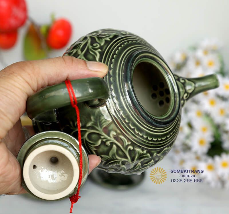 Thân ấm được trang trí họa tiết hoa sen khắc nổi nổi bật, tôn lên vẻ đẹp cổ điển nhưng không kém phần hiện đại