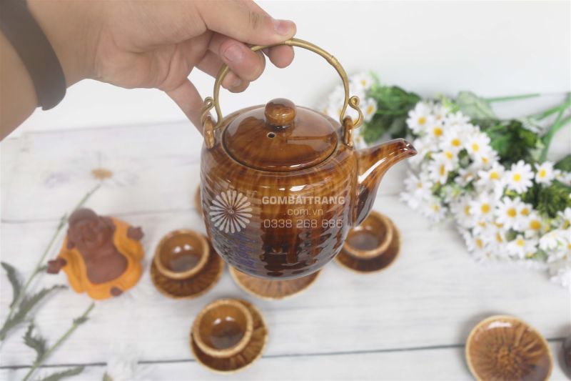 Ấm to, dung tích lớn cùng quai đồng bóng bẩy
