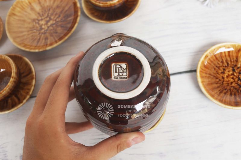 Ấm chén được in logo chống hàng giả hàng nhái