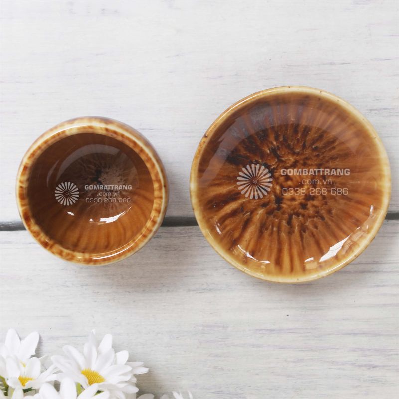 Chén và đĩa lót trong bộ ấm chén Bát Tràng men nâu