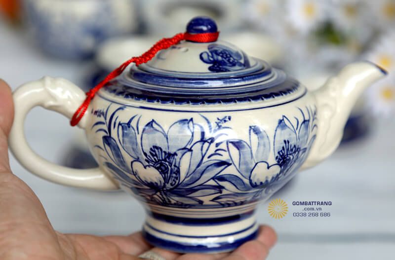 Ấm chén Bát Tràng là món đồ trang trí sang trọng, thể hiện đẳng cấp và gu thẩm mỹ tinh tế của gia chủ