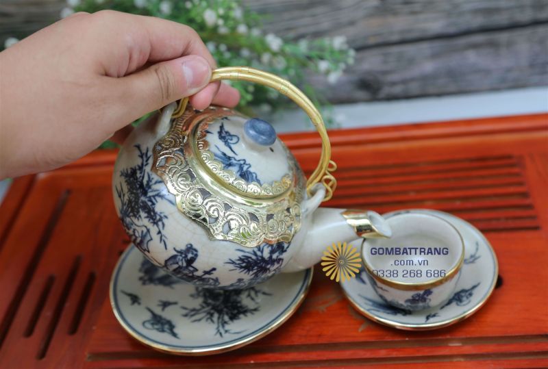 Ấm trà men rạn Bát Tràng dáng cổ bọc đồng sang trọng, vẽ tay họa tiết Trúc Lâm Thất Hiền tinh xảo