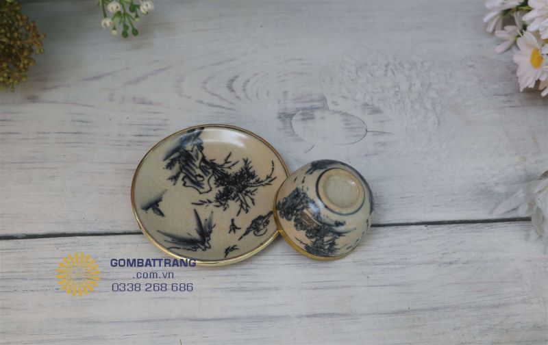 Đĩa lót chén men rạn Bát Tràng đồng bộ họa tiết lam cổ, giúp bộ trà thêm cân đối và đẳng cấp