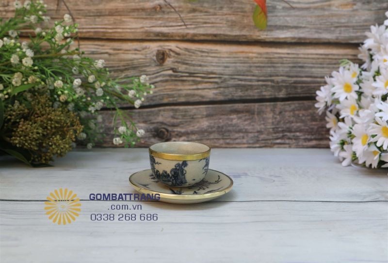 Chén trà men rạn cổ nhỏ nhắn, men loang tự nhiên, mang nét thanh nhã của trà đạo Việt