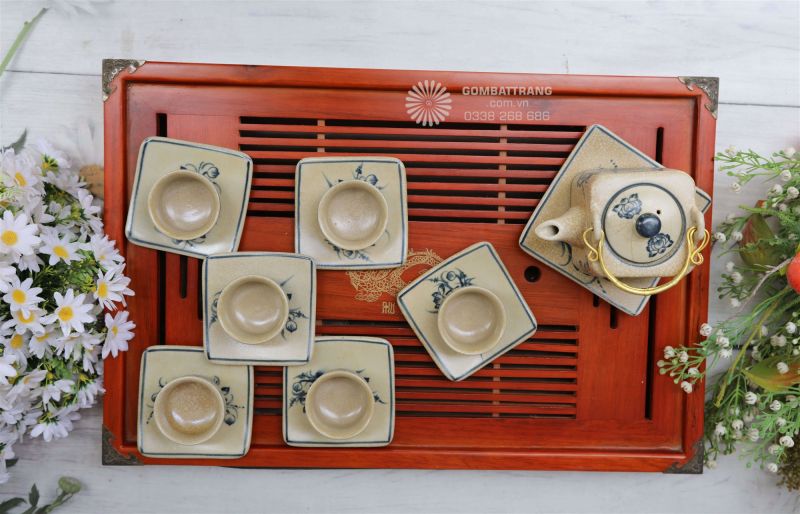 Bộ ấm chén men rạn cổ vẽ hoa sen chế tác hoàn toàn thủ công, men rạn tự nhiên, bền màu – biểu tượng của sự tinh tế và truyền thống