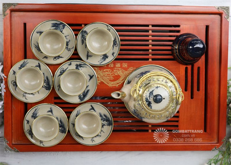 Bộ ấm chén men rạn có nắp đồng vẽ sơn thủy hữu tình – tinh hoa gốm Việt trong từng đường nét.