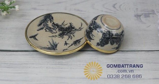 Mỗi chén trà trong bộ ấm chén men rạn đi kèm với 1 chiếc lót đồng sang trọng bền đẹp