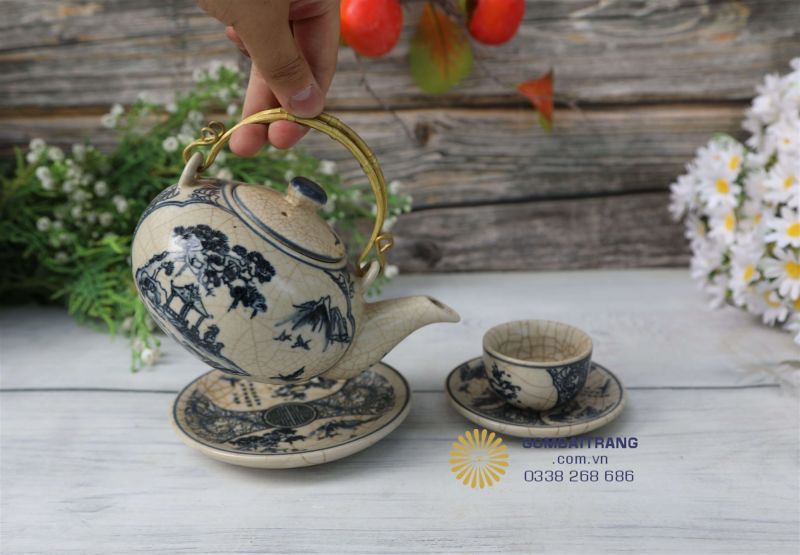 Chiếc ấm men rạn cổ Trúc Lâm quai vàng dáng tròn mang vẻ đẹp cổ kính và giữ nhiệt lâu