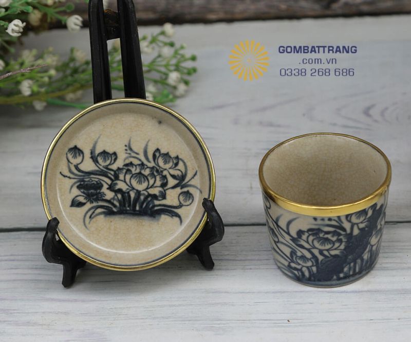 Chén trà men rạn có kích thước nhỏ gọn dễ cầm 
