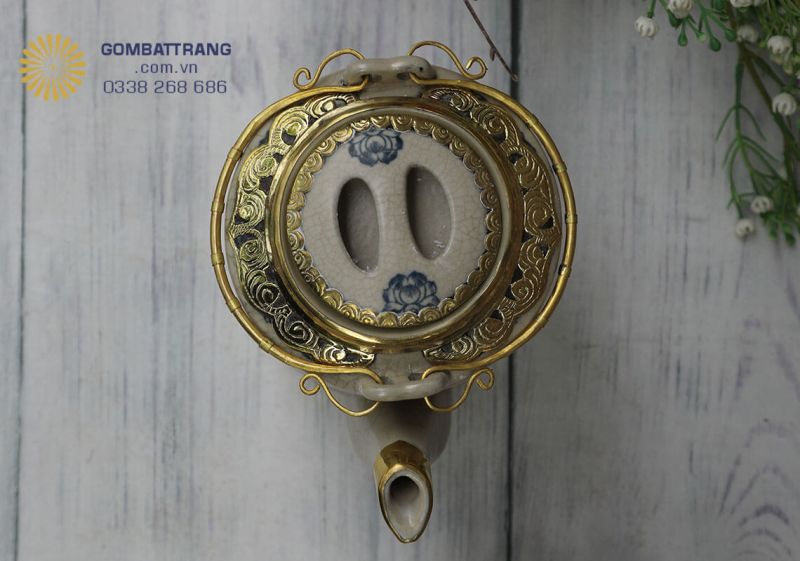 Ấm trà men rạn hoa sen được thiết kế chắc tay