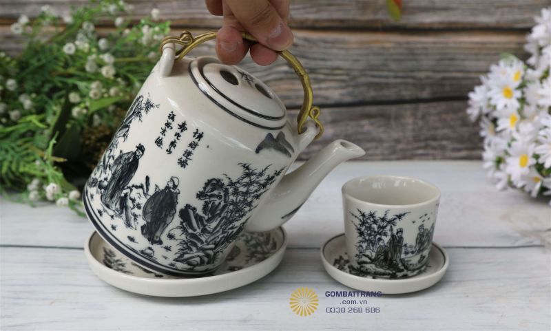 Ấm trà men rạn dáng đứng cổ, vẽ tay tinh xảo – điểm nhấn sang trọng trong Bộ ấm chén nghệ nhân Bát Tràng