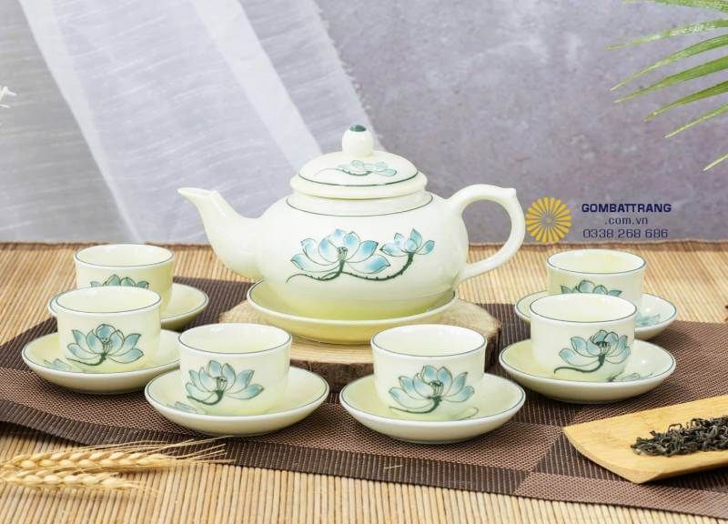 Dáng ấm Quả Hồng tròn đầy, cân đối, cầm chắc tay; các đường gân mềm mại vừa mang tính thẩm mỹ, vừa giúp giữ nhiệt tốt khi pha trà.