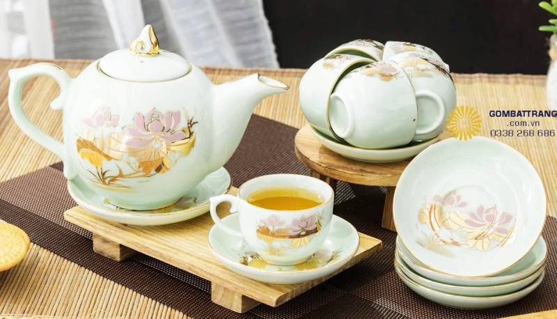 Thân ấm được tạo khối bầu tròn căng tràn, tựa một giọt ngọc lớn được mài bóng dưới ánh sáng ban mai.