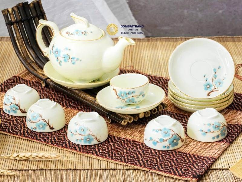 Dáng ấm Phượng Hoàng uyển chuyển tạo cảm giác chắc tay khi cầm nắm, rót trà êm và liền mạch. Mỗi lần pha trà là một trải nghiệm chậm rãi, nơi sự thư thái và chiều sâu được cảm nhận rõ ràng.
