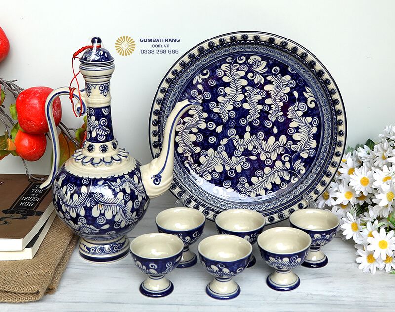 Bộ ấm chén pha chè với họa tiết rồng phượng mang ý nghĩa cầu mong sự thịnh vượng, phú quý cho gia chủ