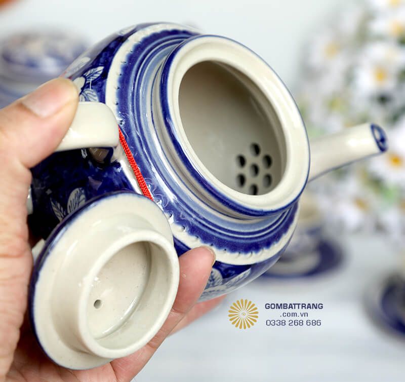 Thiết kế lỗ lọc trà hình tổ tò vò thông mình và tiện lợi khi rót trà