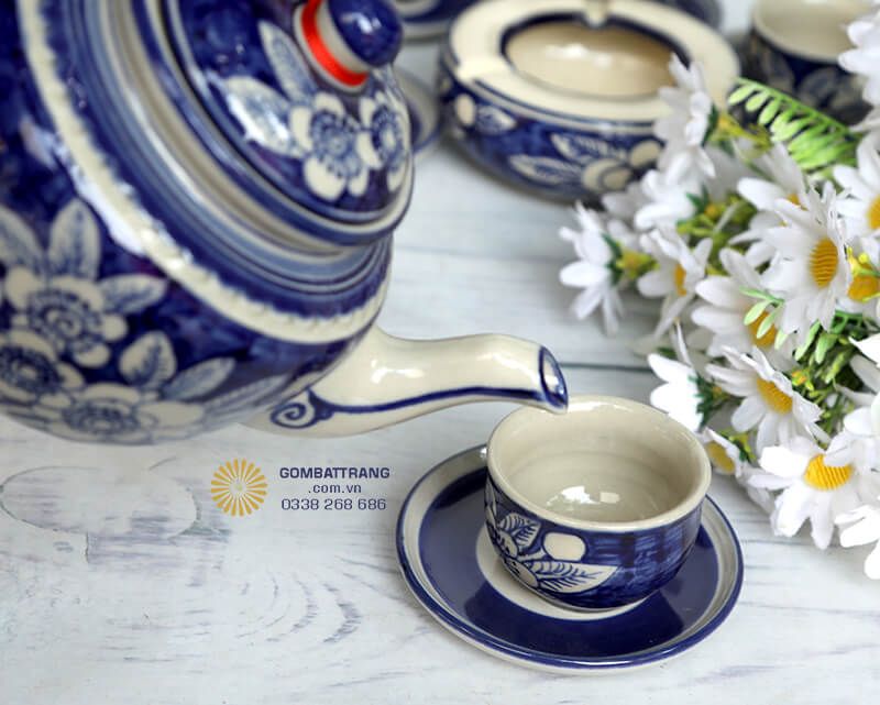 Họa tiết hoa đào vẽ tay bao quanh thân chén tạo điểm nhấn nghệ thuật