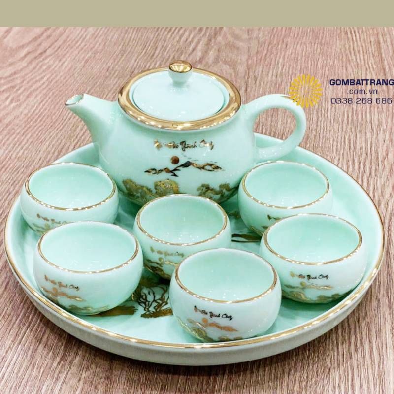Bộ ấm chén men xanh ngọc, họa tiết Mã Đáo Thành Công cùng đàn ngựa phi.