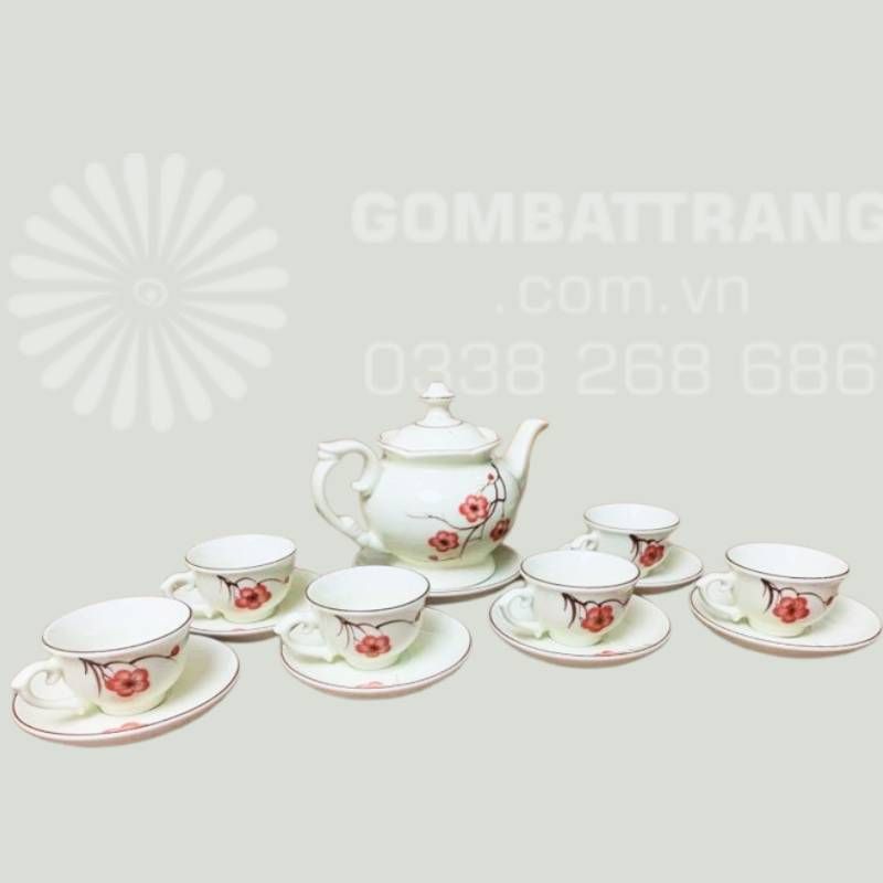 Bộ ấm chén pha trà Phú Quý Hoa Đào nổi bật với nền men kem nhã nhặn, điểm họa tiết hoa đào đỏ mang sắc xuân may mắn. Tổng thể hài hòa, sang trọng, phù hợp trưng bày và sử dụng trong những buổi trà thân mật.