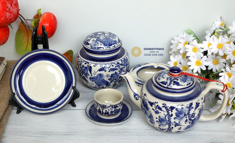 Bộ ấm chén pha trà được chế tác từ chất liệu gốm sứ cao cấp, đảm bảo độ cứng và bền bỉ theo thời gian