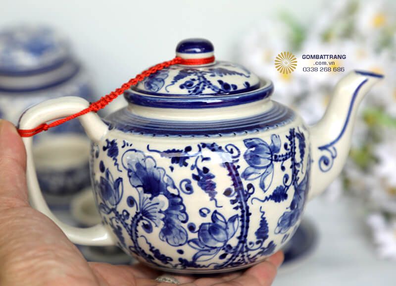 Vòi rót của ấm trà được uốn cong thanh thoát giúp dòng trà chảy êm ái