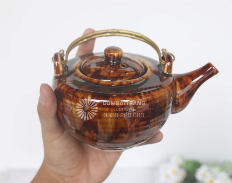 Hình ảnh chiếc ấm nhà Bát Tràng siêu bóng bẩy, bền đẹp