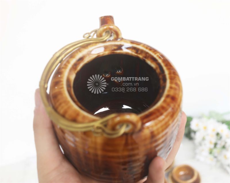 Hình ảnh phía trên trong ấm chén
