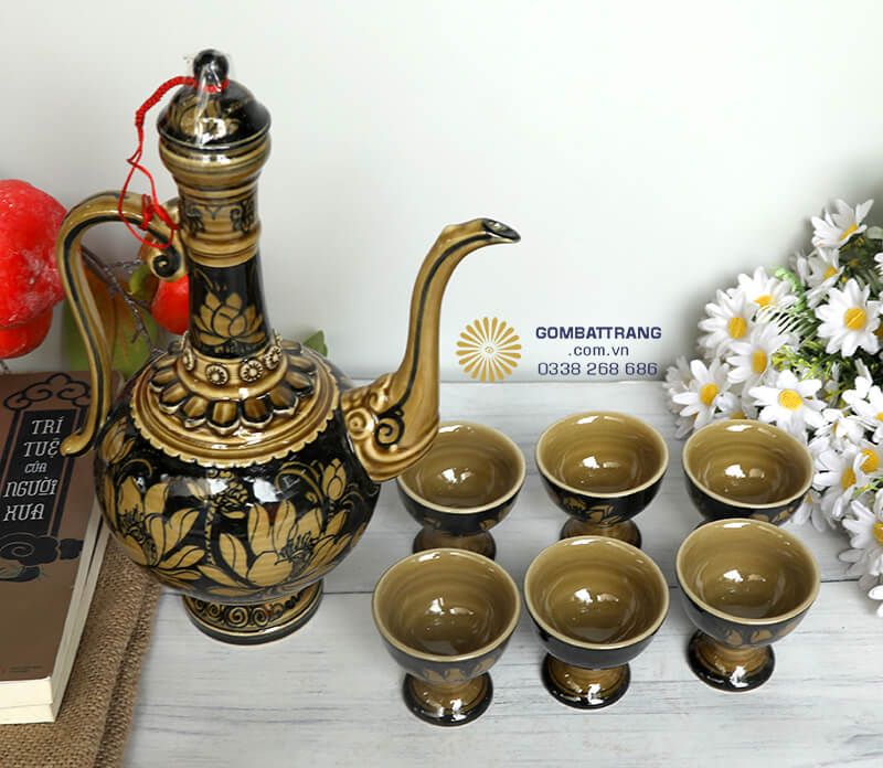 Bộ ấm chén cao cấp bao gồm 6 chén nhỏ xinh xắn, được tạo hình với đế cao và miệng chén cong mềm mại
