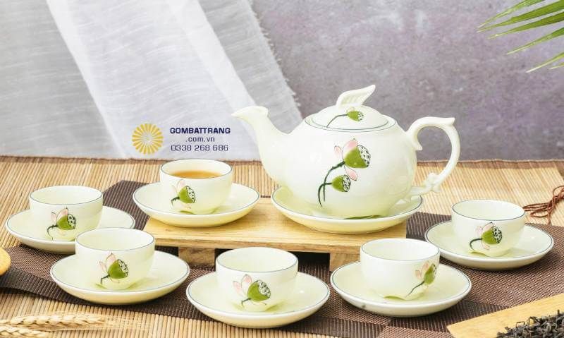  Sản phẩm được chế tác thủ công tại làng nghề gốm Bát Tràng, trải qua các công đoạn vẽ tay và nung chuẩn, thể hiện rõ dấu ấn làng nghề và giá trị thủ công truyền thống lâu đời.