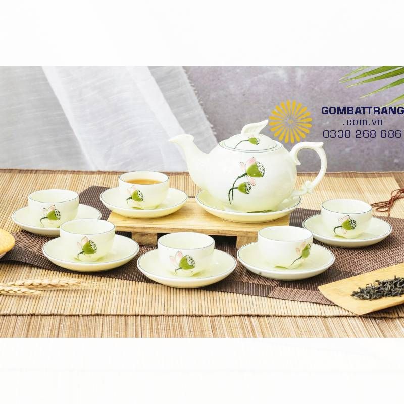  Bộ ấm chén Quả Hồng – Đài Sen gây ấn tượng bởi dáng ấm tròn đầy, cân đối, kết hợp men kem nhã sâu và họa tiết sen – quả tiết chế tinh tế, mang lại cảm giác sang trọng kín đáo ngay từ ánh nhìn đầu tiên.