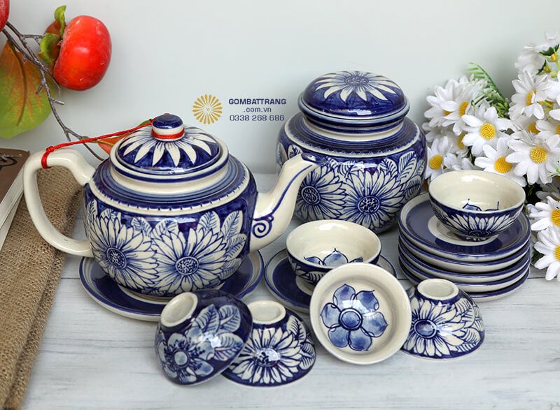 Vẻ đẹp sang trọng của ấm chén Bát Tràng mang đến cảm giác yên bình, thư thái cho không gian thưởng trà