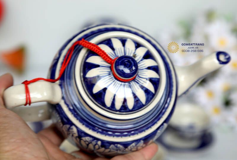 Bộ ấm chén sang trọng với đầy đủ phụ kiện này thực sự là giải pháp hoàn hảo cho những ai muốn sở hữu một bộ trà đầy đủ tiện nghi