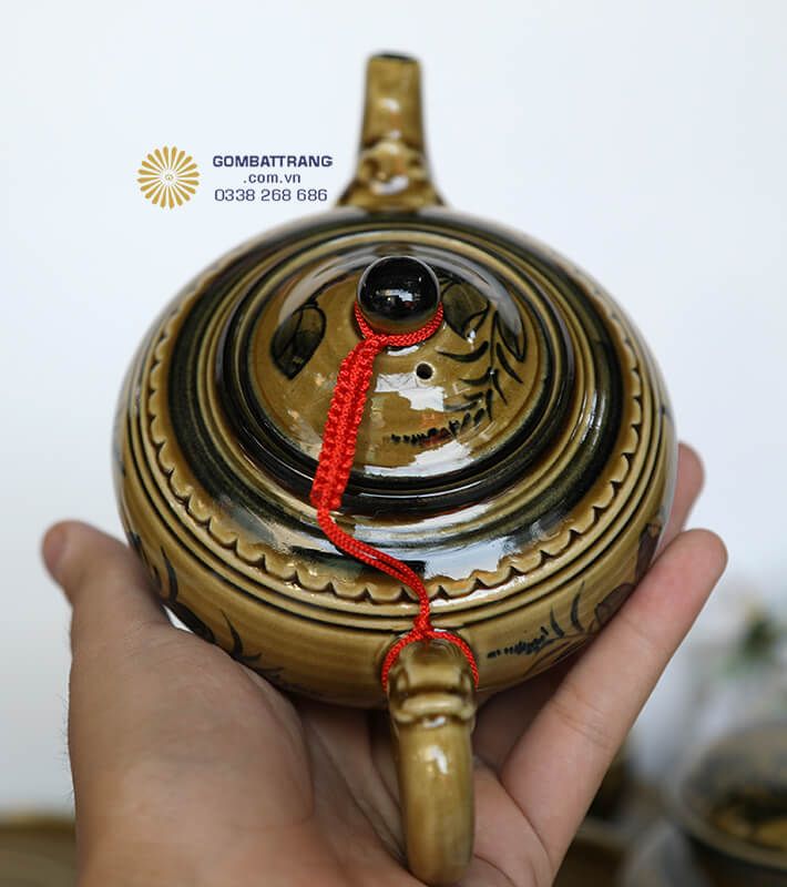 Bộ ấm chén trà bát tràng bao gồm đầy đủ các phụ kiện cần thiết cho một bàn trà hoàn hảo