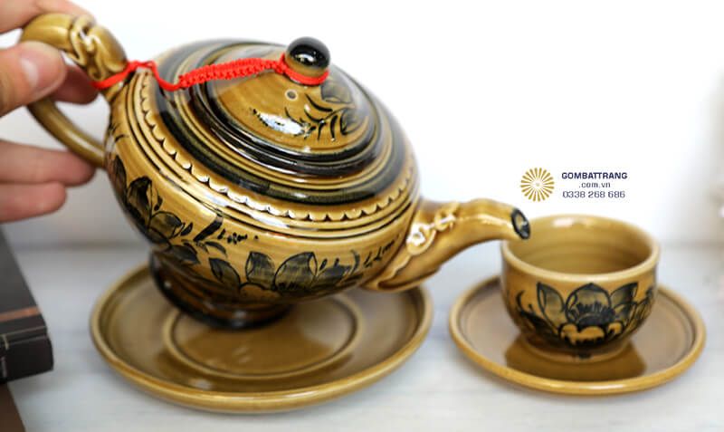 Mỗi chi tiết trên bộ ấm chén sứ cao cấp đều được nghệ nhân vẽ tay tỉ mỉ, không có hai sản phẩm nào giống hệt nhau