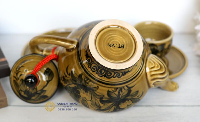 Tông màu nâu vàng chủ đạo của bộ ấm chén cao cấp mang đến vẻ đẹp cổ điển, ấm áp và gần gũi