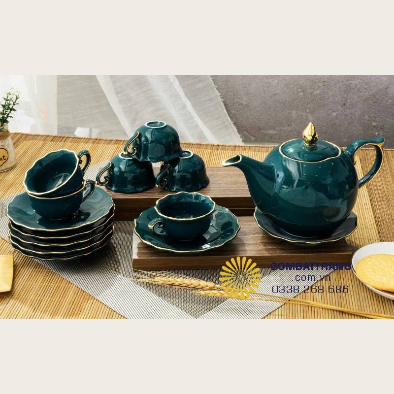 Men xanh Cửu Long được nung ở nhiệt cao, không phai, không ngả vàng khi dùng lâu, kể cả với trà đặc.