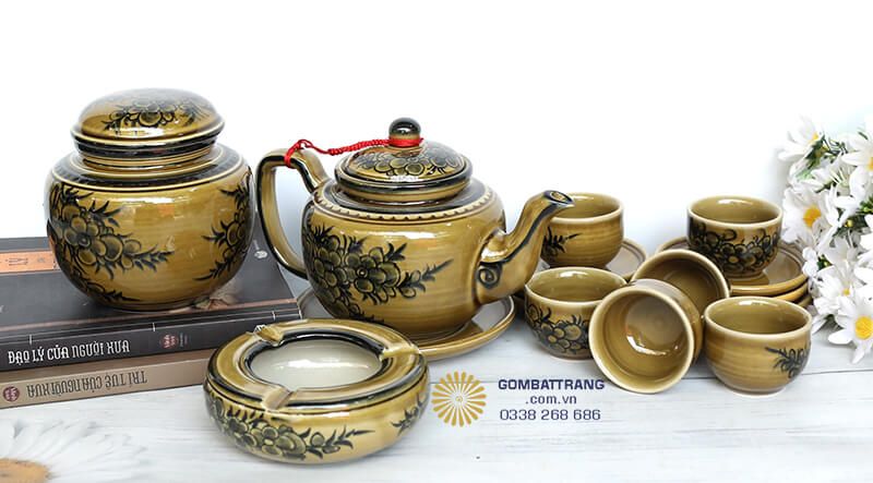 Họa tiết hoa đào trên bộ ấm chén trà làm quà tặng mang ý nghĩa may mắn, thịnh vượng và tài lộc