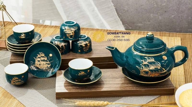 Thân ấm tròn trịa, nắp khít kẽ, chén vừa tay, giữ nhiệt và hương trà tối ưu: Dáng ấm "Quả Hồng" viên mãn cùng nắp đậy khít kẽ, giúp lưu giữ trọn vẹn hương vị và độ nóng của trà.