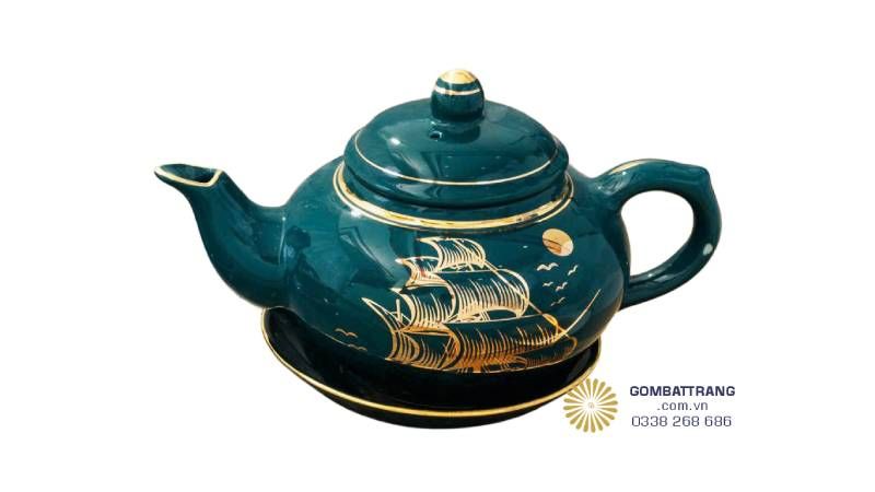 Men xanh láng mịn, kết hợp ánh vàng kim phản chiếu lung linh: Lớp men bóng gương cao cấp tạo hiệu ứng cộng hưởng với ánh vàng, mang lại vẻ đẹp lung linh và đẳng cấp.