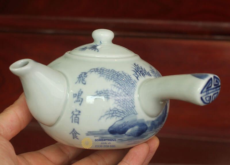Chiếc ấm thiết kế với kiểu dáng tay ngang cực kỳ thuận tiện và gợi nét cổ điển