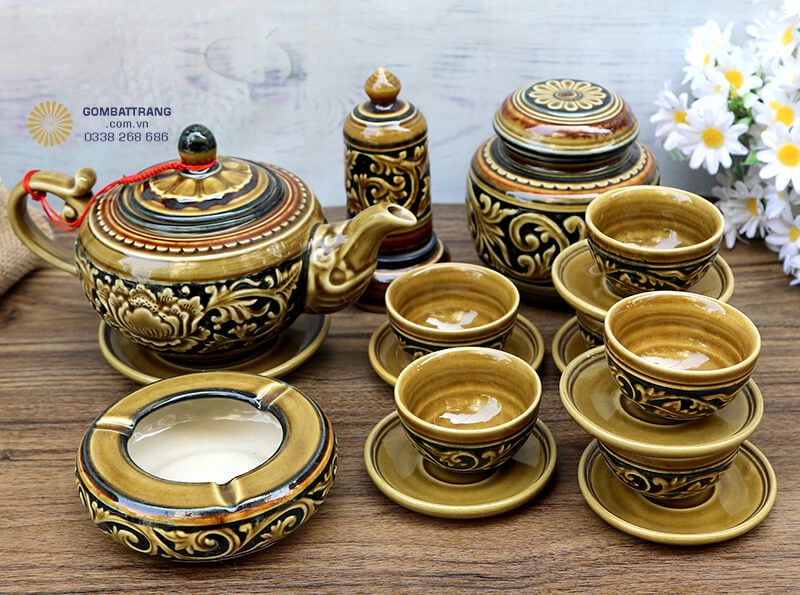 Việc thưởng trà bằng bộ ấm chén phong thủy không chỉ giúp thư giãn tinh thần mà còn tạo ra năng lượng tích cực
