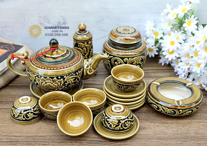 Bộ ấm chén trà Bát Tràng được làm từ đất sét cao cấp đặc trưng của làng gốm Bát Tràng