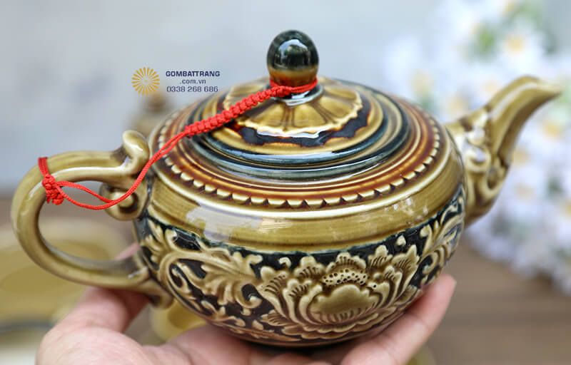 Vòi ấm cong mềm mại, tay cầm vững chắc giúp việc rót trà trở nên dễ dàng và thanh lịch hơn