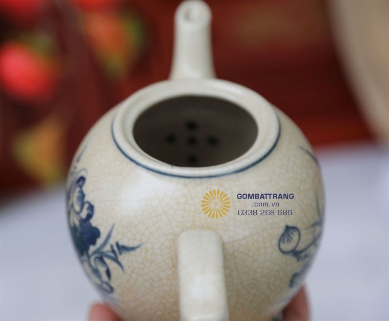 Ấm trà được trang bị bộ lọc hoa mai 5 lỗ độc đáo, giúp lọc trà hiệu quả, giữ lại cặn trà và mang đến dòng nước trà trong, tinh khiết. Thiết kế này còn tăng thêm vẻ đẹp thẩm mỹ cho chiếc ấm.
