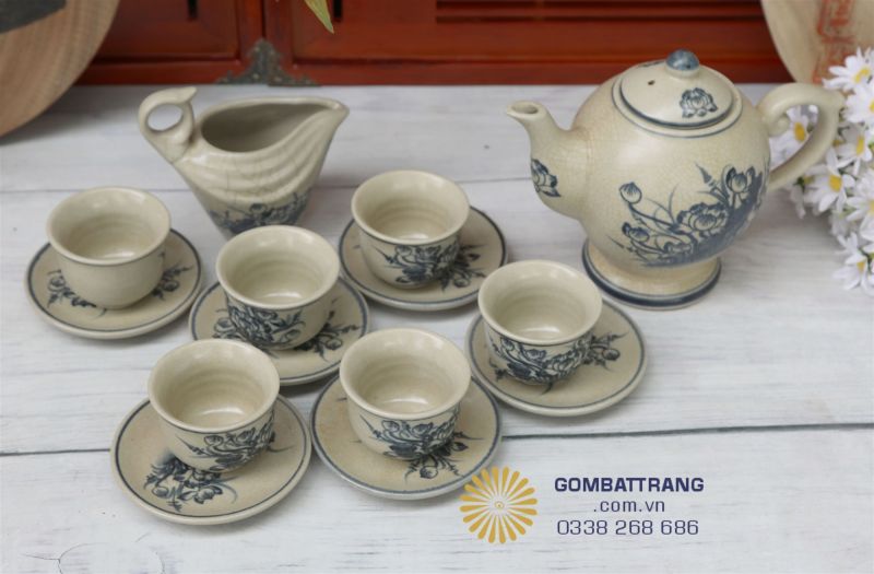 Ấm trà men rạn vẽ sen cổ – giữ nhiệt tốt, pha trà dậy hương, tinh hoa gốm Bát Tràng.