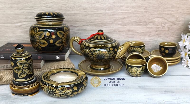Bộ ấm chén bao gồm: 1 ấm trà, 6 chén kèm đĩa lót, 1 gạt tàn, 1 lọ đựng tăm và 1 lọ đựng trà - hoàn chỉnh cho không gian thưởng trà