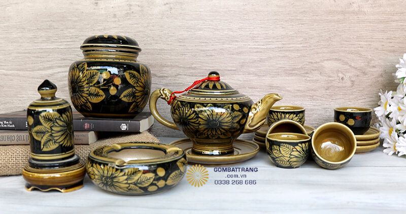 Điểm nhấn tinh tế cho không gian chính là bộ ấm chén uống trà cao cấp, thể hiện sự chu đáo của gia chủ