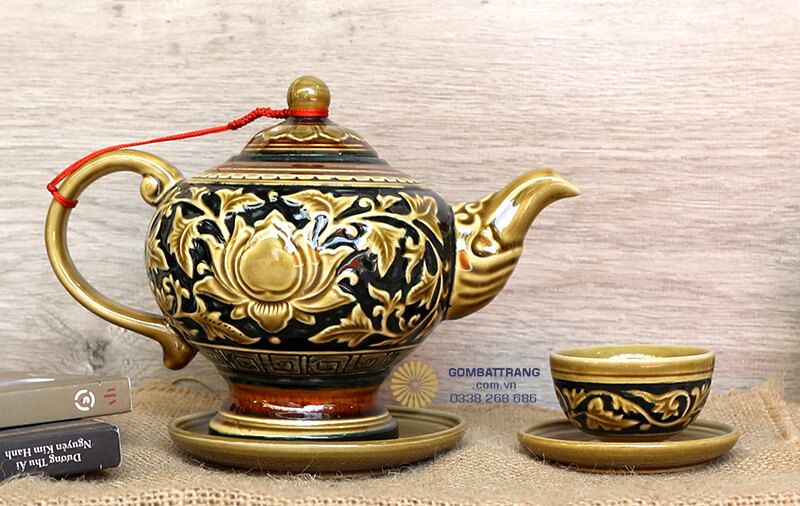 Với chất liệu gốm sứ cao cấp và được nung ở nhiệt độ cao, bộ ấm trà đảm bảo độ bền vượt trội và an toàn cho sức khỏe