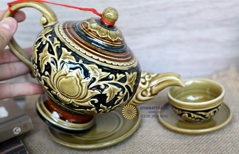 Mỗi cánh sen, mỗi đường vân đều được chạm khắc cẩn thận, thể hiện tay nghề cao siêu của nghệ nhân làng gốm